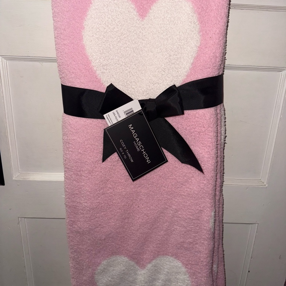 Magaschoni Pink and White Cozy Throw